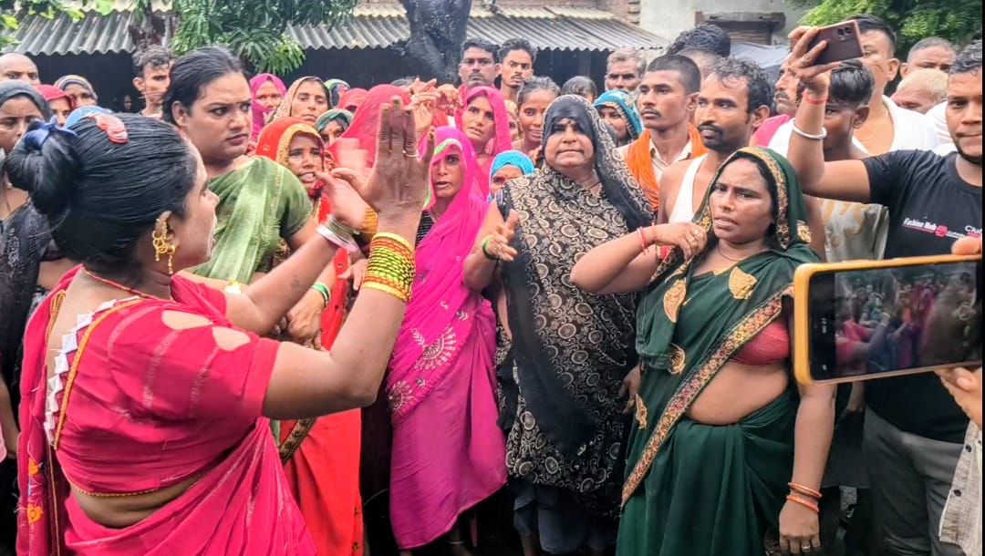 कोहडा़रघाट क्षेत्र के बैरहना गांव में हुई किसान की हत्या के बाद जुटी ग्रामीणों की भीड़। संवाद