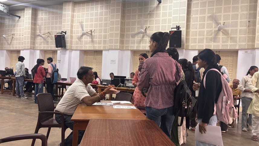 कॉलेज में दाखिलों के लिए पहुंचे विद्यार्थियों से बातचीत करते हुए स्टाफ सदस्य। विज्ञप्ति