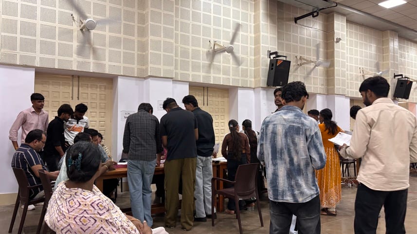 कॉलेज में दाखिला लेने पहुंचे विद्यार्थी। संवाद