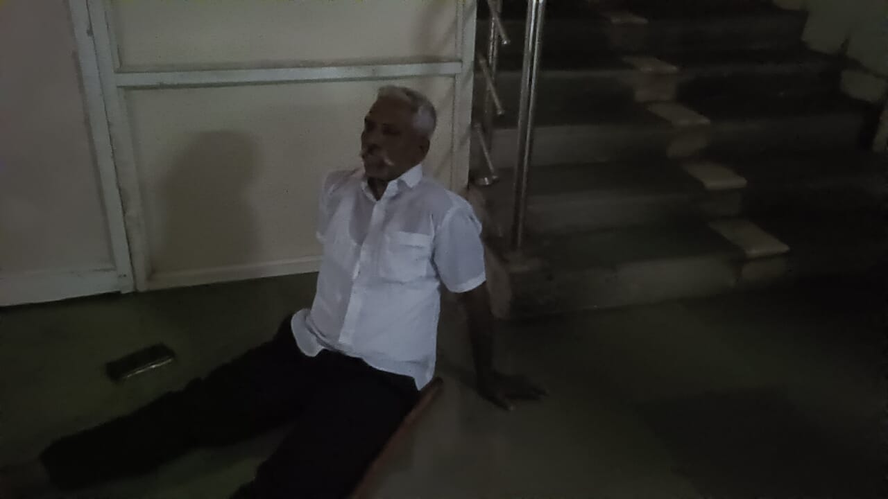 कलेक्टर कार्यालय में सरपंच ने कथित रूप से पिया कीटनाशक, अस्पताल में भर्ती।
