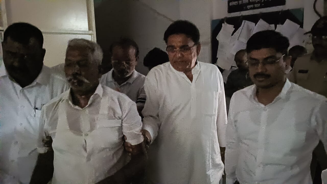 कलेक्टर कार्यालय में सरपंच ने कथित रूप से पिया कीटनाशक, अस्पताल में भर्ती।