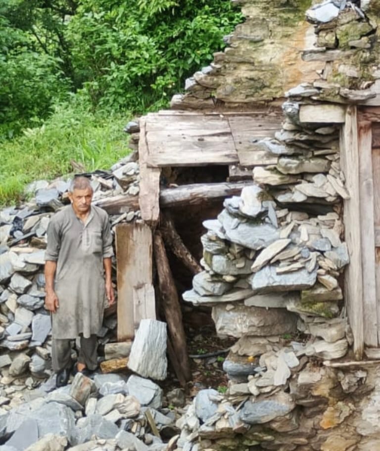 कमरऊ क्षेत्र में बारिश से क्षतिग्रस्त गोशालाएं। स्रोत ग्रामीण