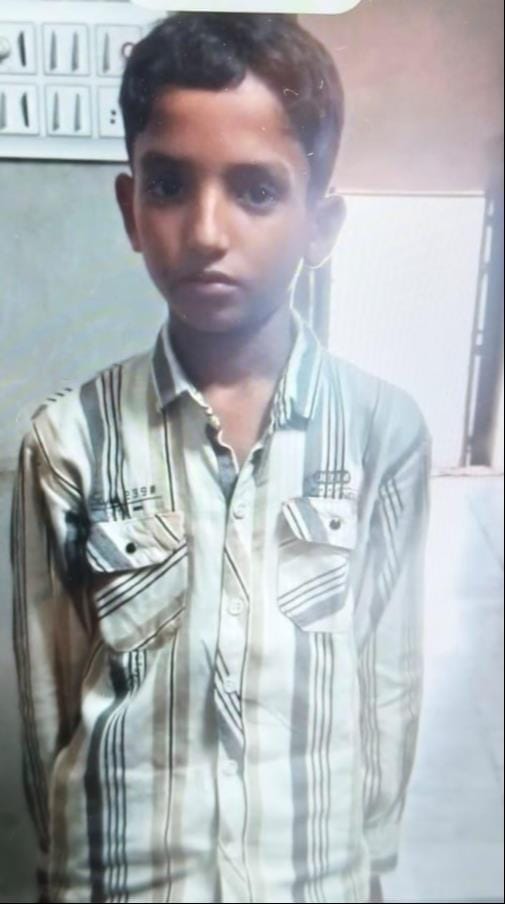 कांधला के गांव हाजीपुर दुगड्डा निवासी अर्श की मौत के बाद गमजदा परिजन। संवाद कांधला के गांव हाजीपुर दुगड्डा निवासी अर्श की मौत के बाद गमजदा परिजन। संवाद
