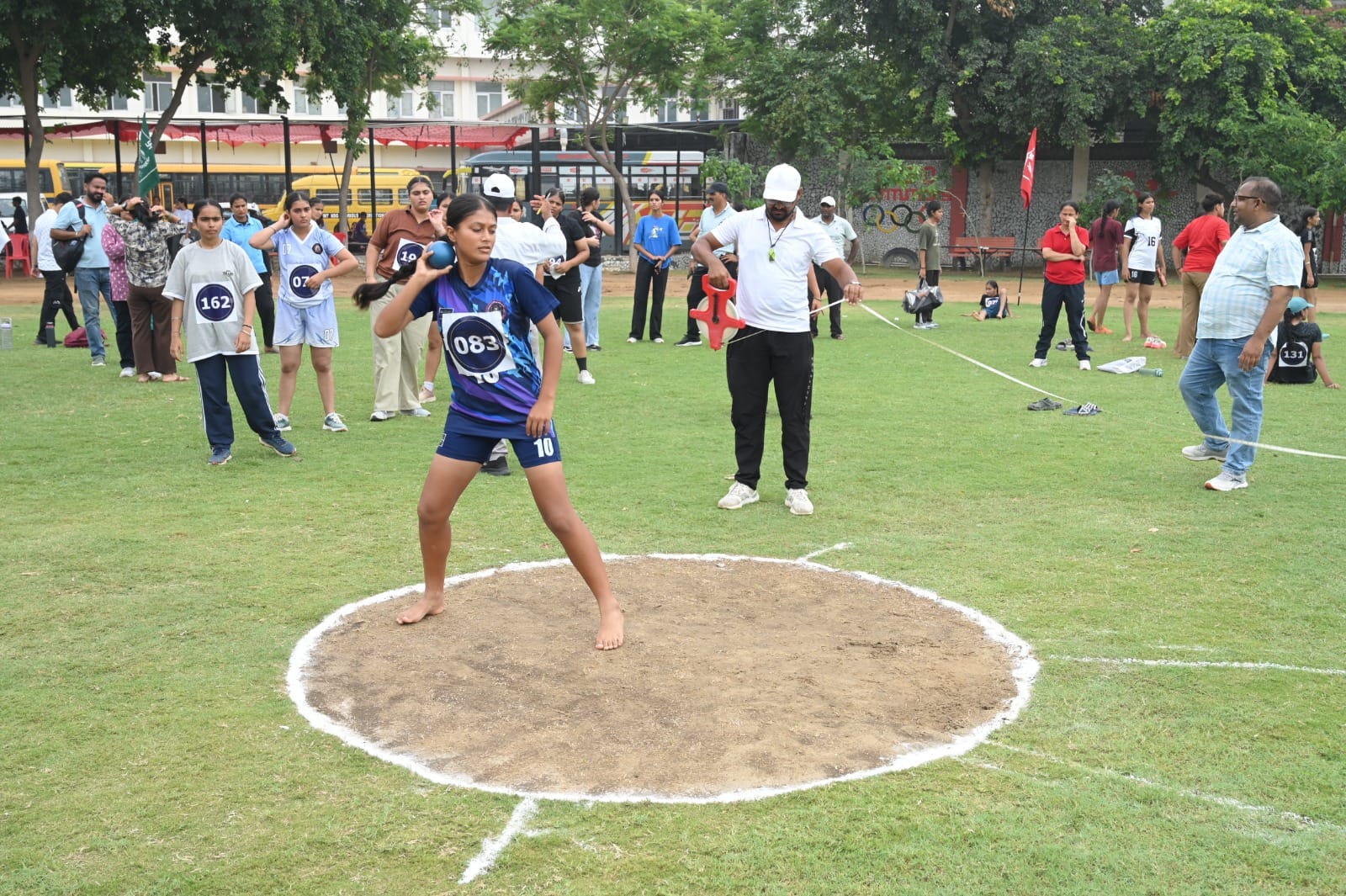 खेल प्रतियोगिता के विजेताओं को सम्मानित करते प्रबंधन समिति पदाधिकारी। विज्ञप्ति
