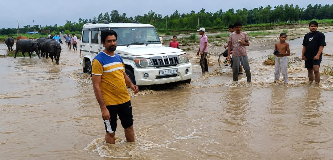 मां के भवन के सामने से शाकंभरी नदी में चढ़ा नदी का जलस्तर। संवाद