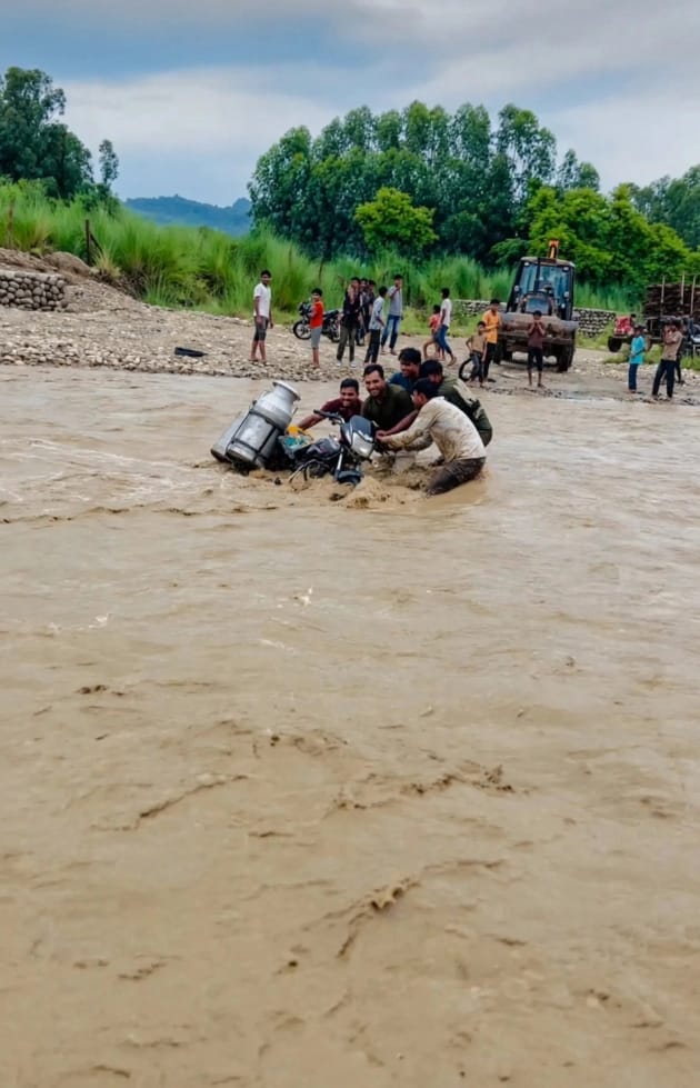 मां के भवन के सामने से शाकंभरी नदी में चढ़ा नदी का जलस्तर। संवाद