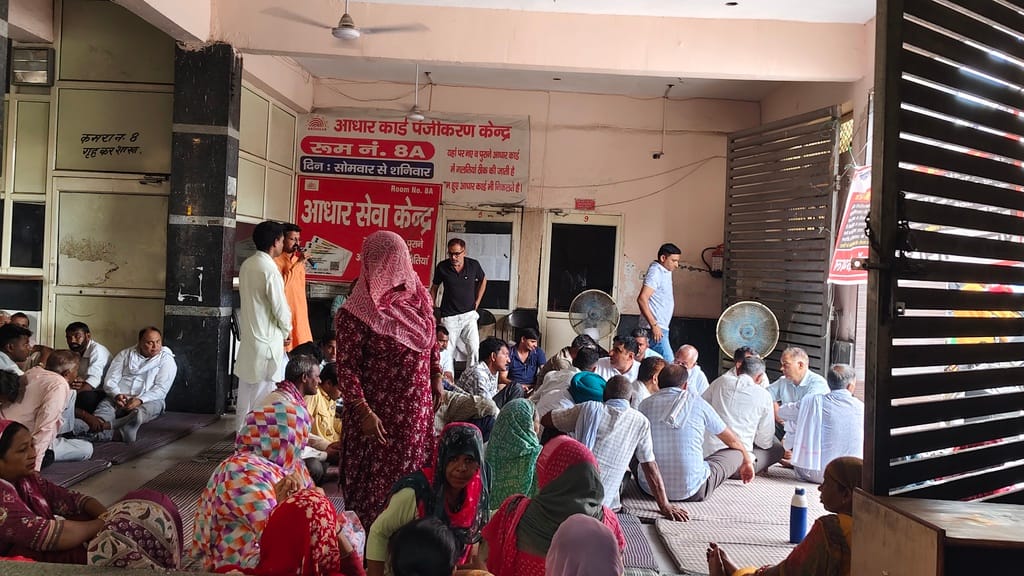 नगर परिषद कार्यालय में धरने पर बैठे कर्मचारी। संवाद नगर परिषद कार्यालय में धरने पर बैठे कर्मचारी। संवाद