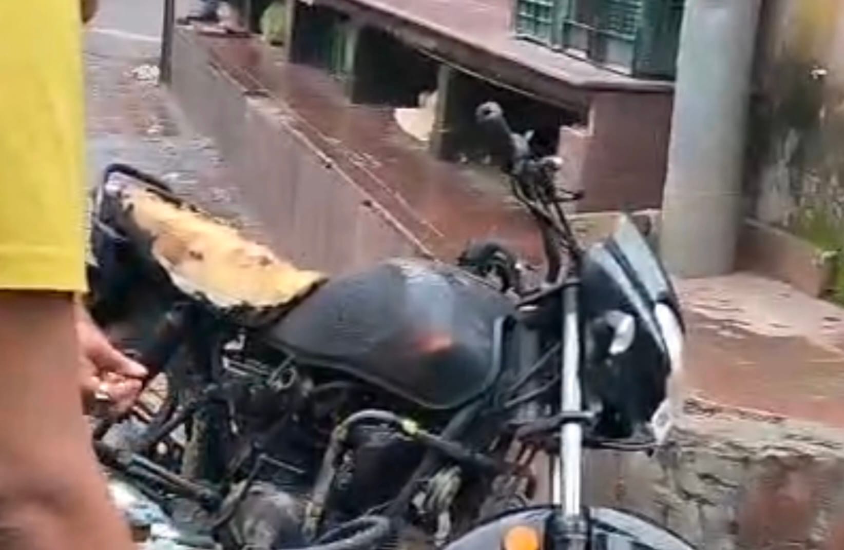 नाहन के बनोग में जलाई गई बाइक। संवाद