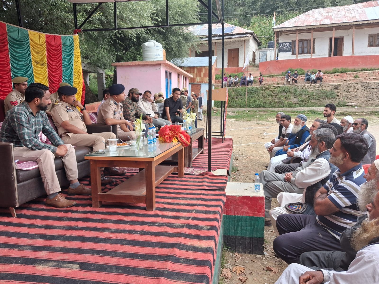 पोगल में एसएसपी रामबन ने आयोजित किया थाना दिवस, साइबर अपराध, नशे और सामुदायिक पुलिसिंग पर दिया पोगल में एसएसपी रामबन ने आयोजित किया थाना दिवस, साइबर अपराध, नशे और सामुदायिक पुलिसिंग पर दिया