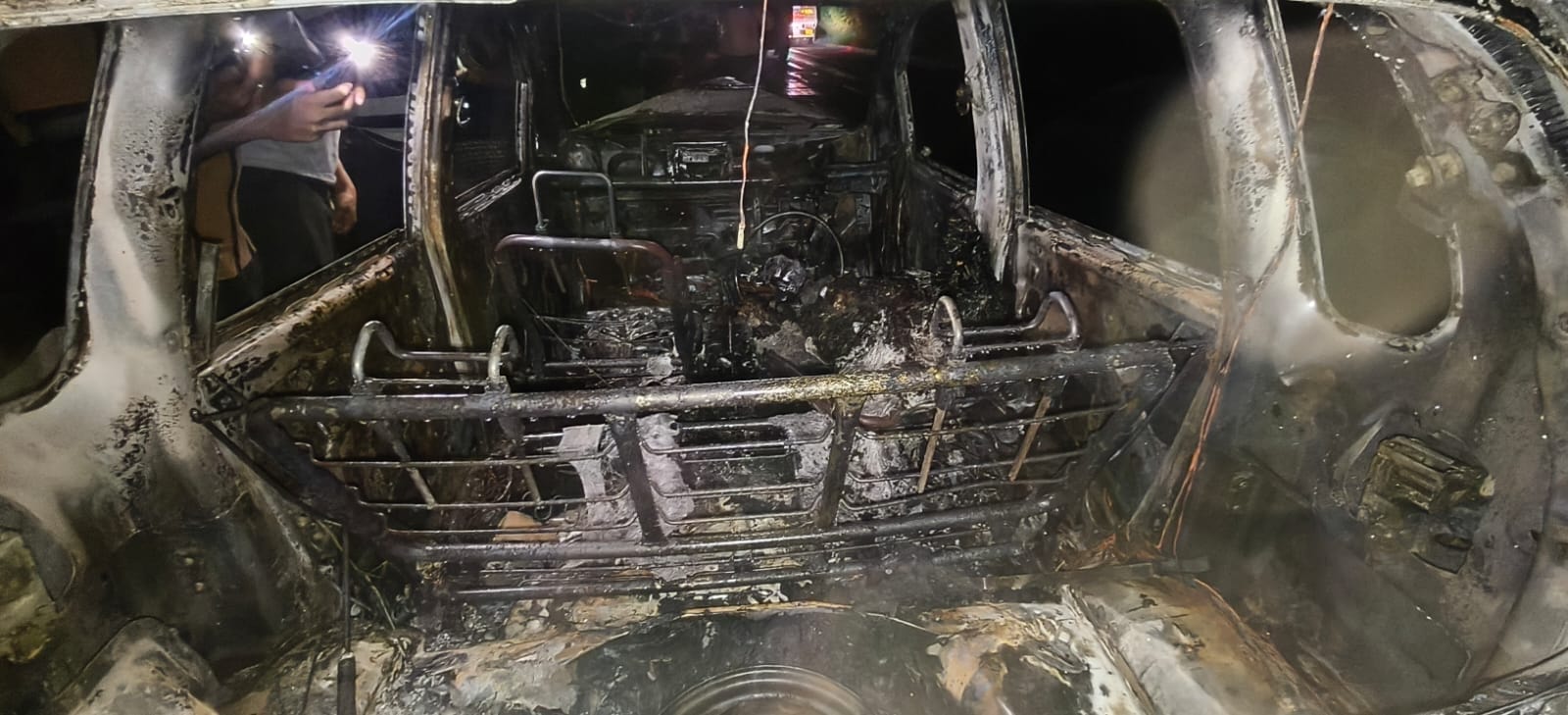 सरैया गांव के पास बृहस्पतिवार देर रात कार में लगी आग सरैया गांव के पास बृहस्पतिवार देर रात कार में लगी आग