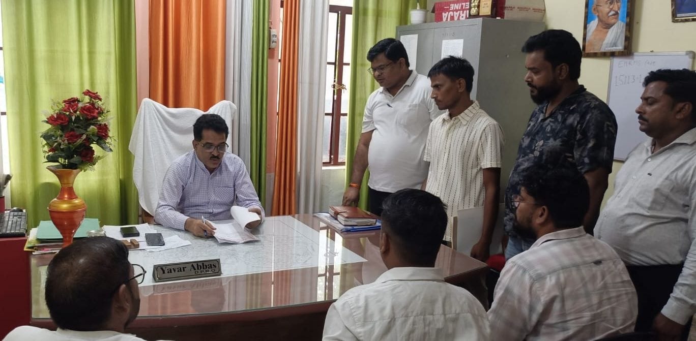 सांड़ के हमले में घायल सफाईकर्मी बंटू।