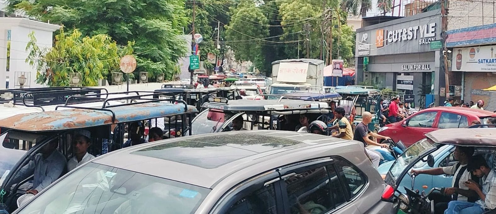 शहर में इस्लामिया इंटर कॉलेज के बाहर लगा जाम। संवाद शहर में इस्लामिया इंटर कॉलेज के बाहर लगा जाम। संवाद
