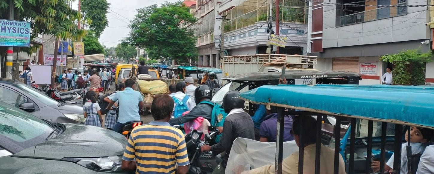 शहर में इस्लामिया इंटर कॉलेज के बाहर लगा जाम। संवाद शहर में इस्लामिया इंटर कॉलेज के बाहर लगा जाम। संवाद