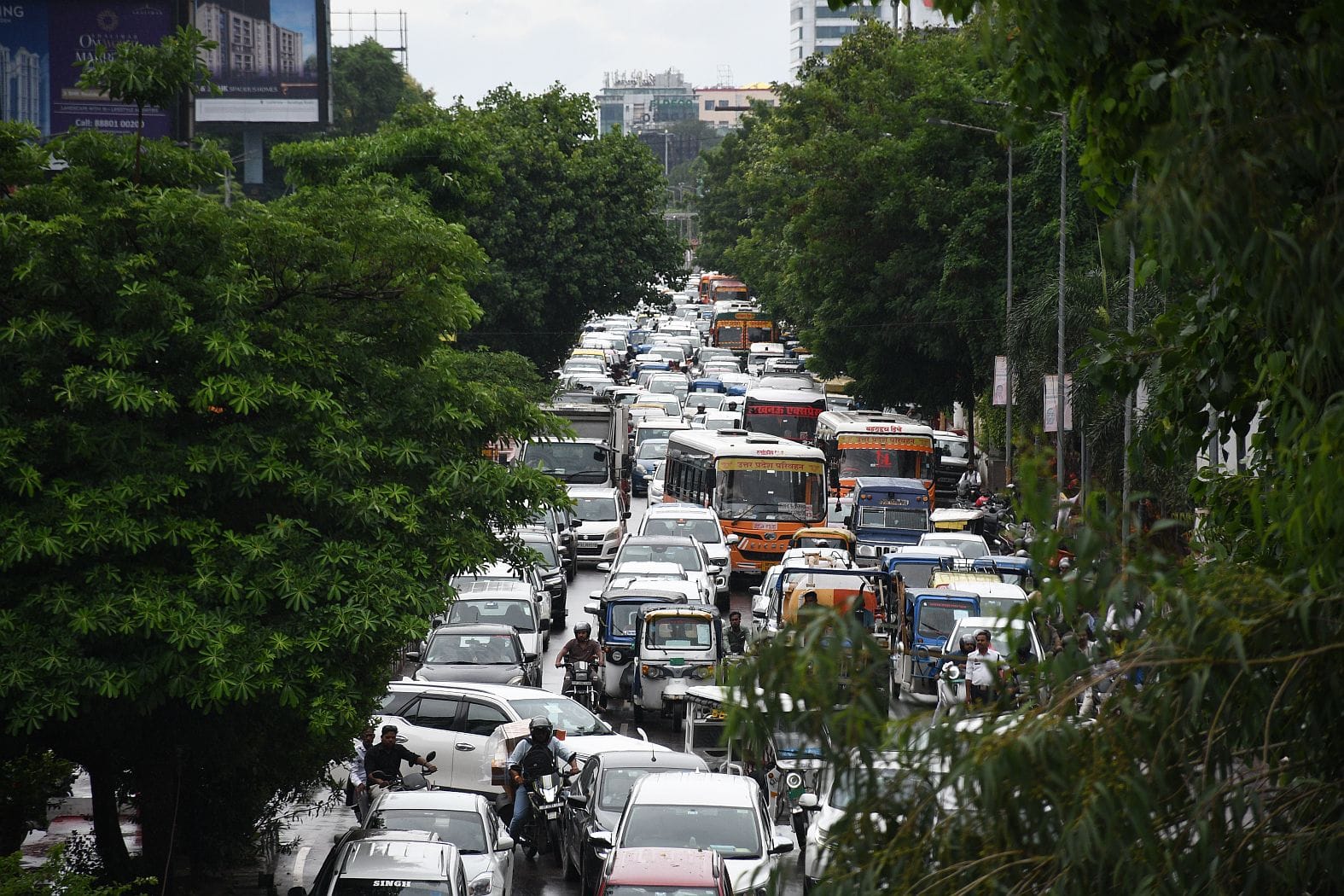 शहर में विभिन्न जगहों पर लगा जाम।