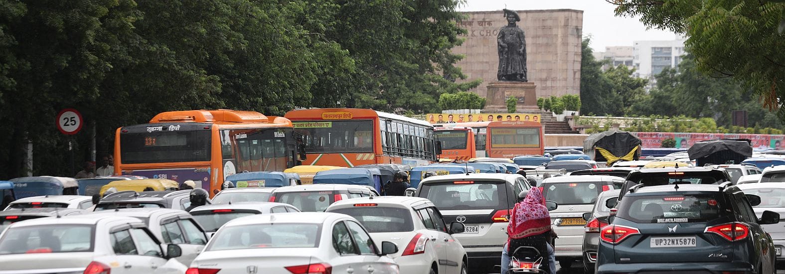 शहर में विभिन्न जगहों पर लगा जाम।