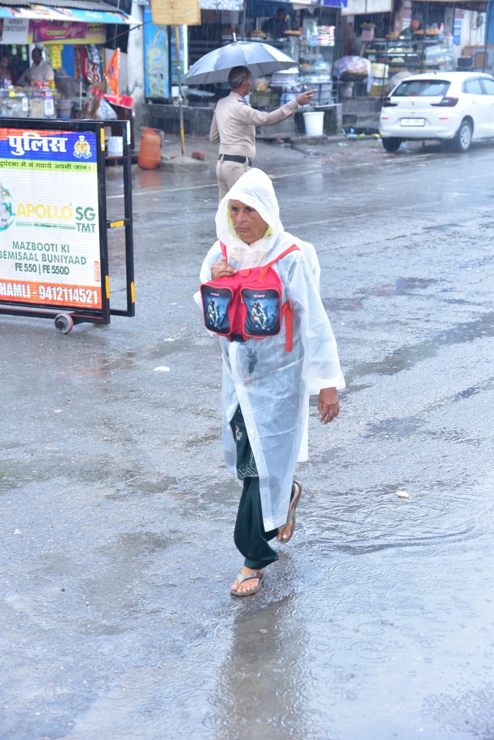 शामली के बड़ा बाजार में बारिश के बाद जलभराव के बीच से जाते बाइक सवार। संवाद शामली के बड़ा बाजार में बारिश के बाद जलभराव के बीच से जाते बाइक सवार। संवाद