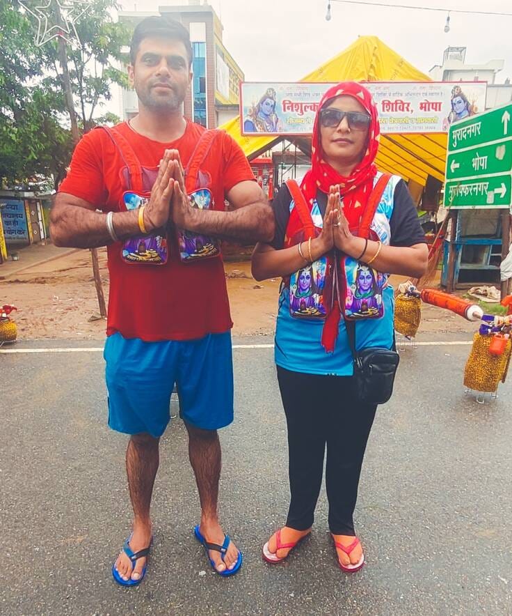  शादी की मन्नत पूरी होने पर पुरकाजी से अपनी पत्नी काजल व भाई रवि के साथ 101 लीटर गंगाजल की कलश 