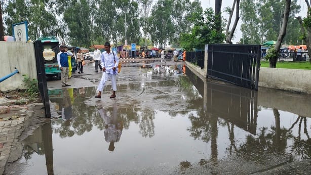 तेज बारिश के बाद चीका में सड़क पर जल भराव के बीच से गुजरते हुए वाहन। संवाद तेज बारिश के बाद चीका में सड़क पर जल भराव के बीच से गुजरते हुए वाहन। संवाद