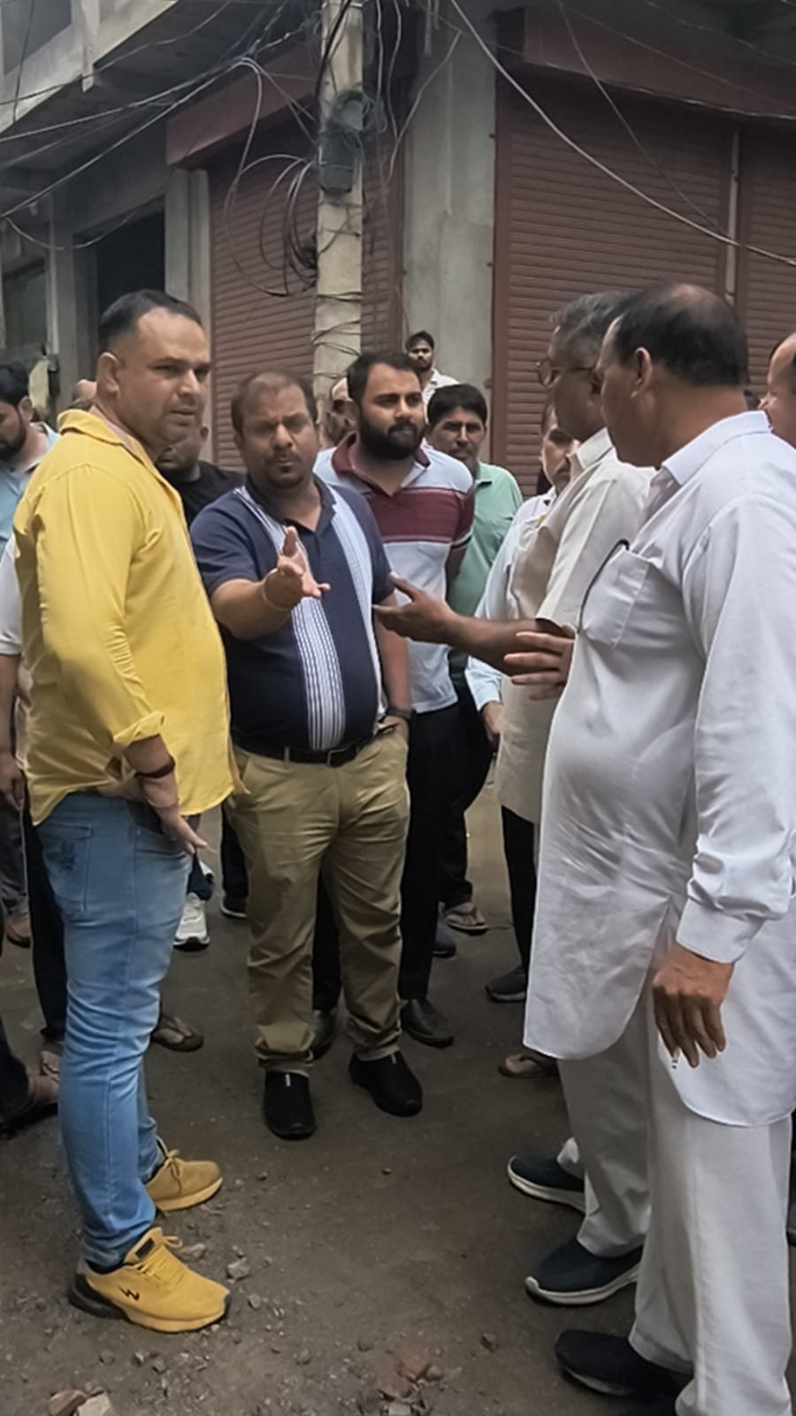 दुकानों के बाहर बने थड़े तोड़ती जेसीबी। संवाद