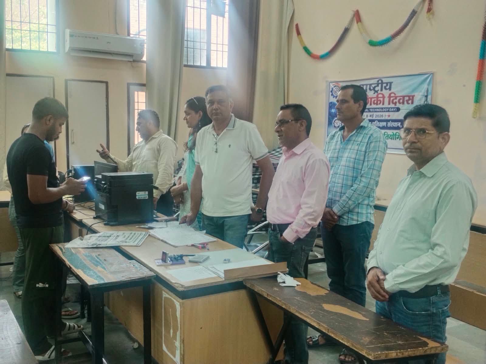 दाखिला प्रक्रिया की समीक्षा करते राजकीय आईटीआई कैथल के प्रधानाचार्य सतीश मच्छाल। विज्ञप्ति दाखिला प्रक्रिया की समीक्षा करते राजकीय आईटीआई कैथल के प्रधानाचार्य सतीश मच्छाल। विज्ञप्ति