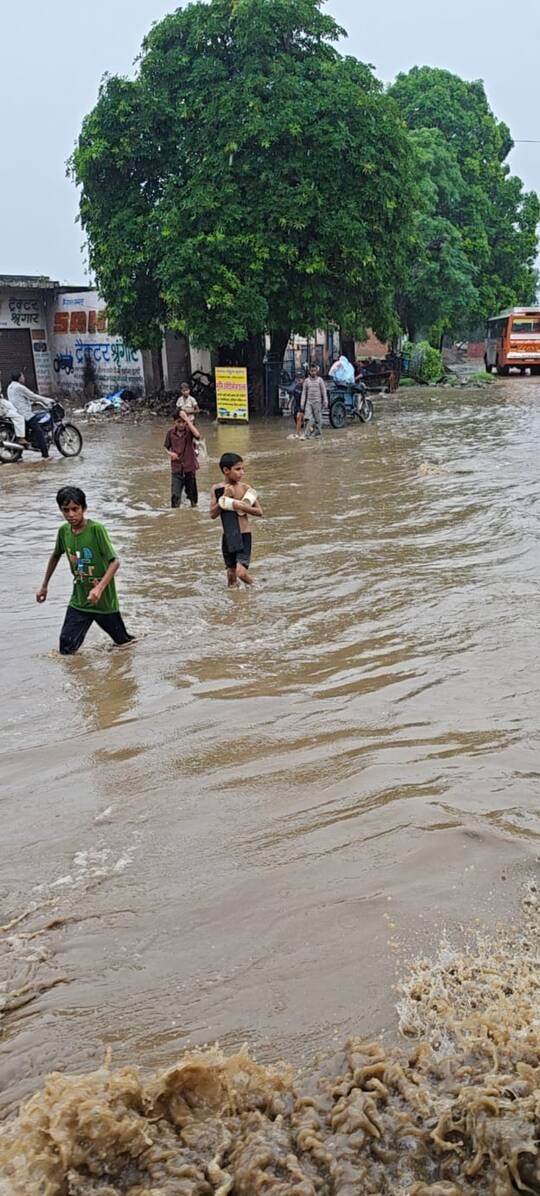 दिल्ली पौड़ी राजमार्ग पर जल भराव के कारण मार्ग में फसी सरकारी एम्बुलेंस व गंदे पानी से होकर गुजर दिल्ली पौड़ी राजमार्ग पर जल भराव के कारण मार्ग में फसी सरकारी एम्बुलेंस व गंदे पानी से होकर गुजर