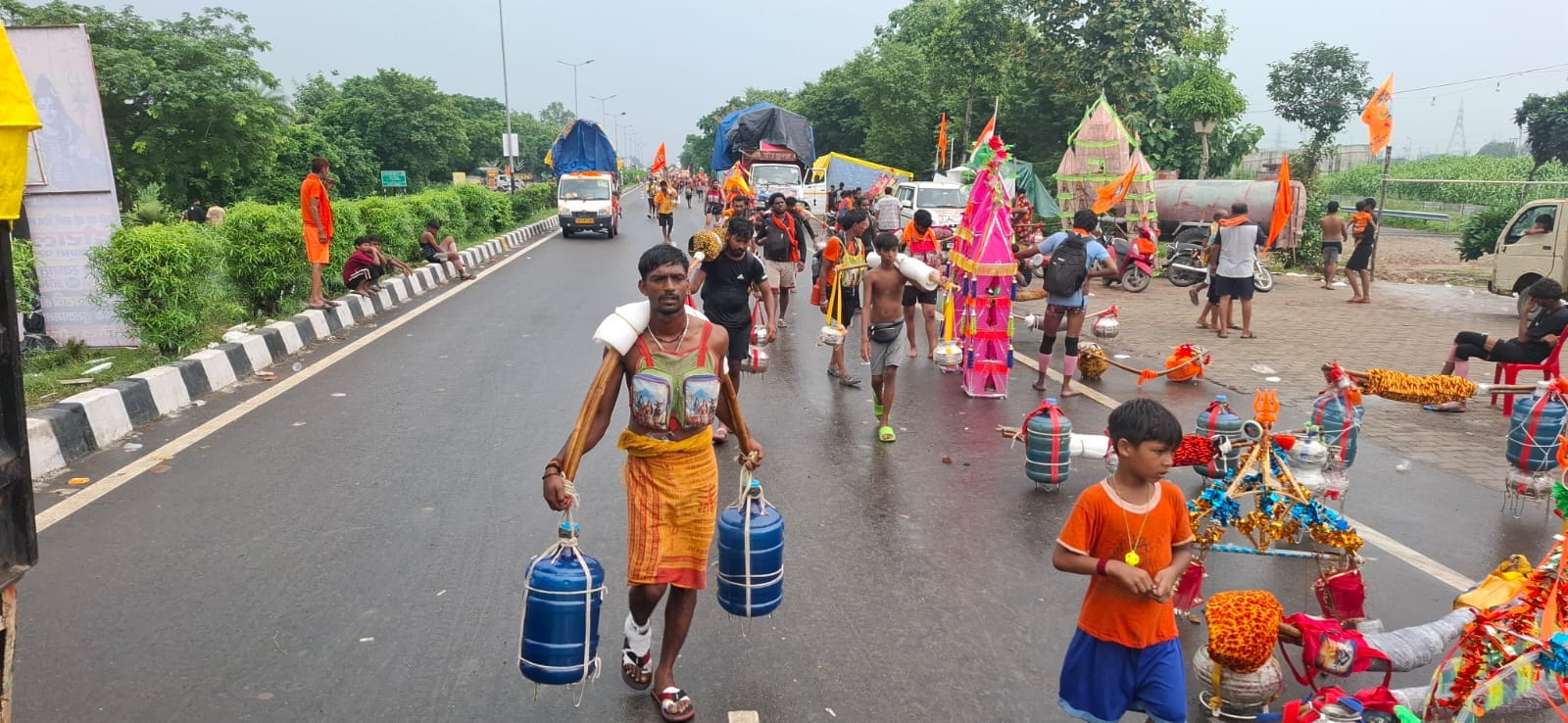 दौराला - दौराला में हाईवे से झांकी वाली कांवड़ लेकर गुजरते कांवड़ियां। स्रोत : संवाद दौराला - दौराला में हाईवे से झांकी वाली कांवड़ लेकर गुजरते कांवड़ियां। स्रोत : संवाद