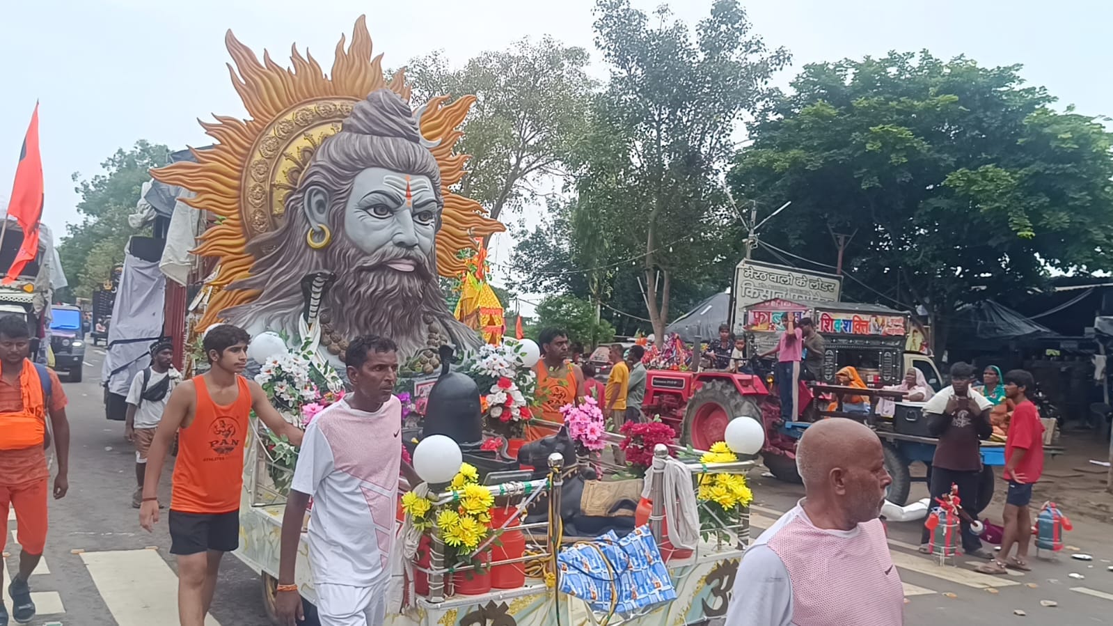दौराला - दौराला में हाईवे से झांकी वाली कांवड़ लेकर गुजरते कांवड़ियां। स्रोत : संवाद दौराला - दौराला में हाईवे से झांकी वाली कांवड़ लेकर गुजरते कांवड़ियां। स्रोत : संवाद