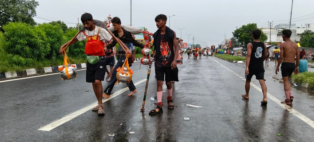 दौराला - दौराला में हाईवे से झांकी वाली कांवड़ लेकर गुजरते कांवड़ियां। स्रोत : संवाद दौराला - दौराला में हाईवे से झांकी वाली कांवड़ लेकर गुजरते कांवड़ियां। स्रोत : संवाद