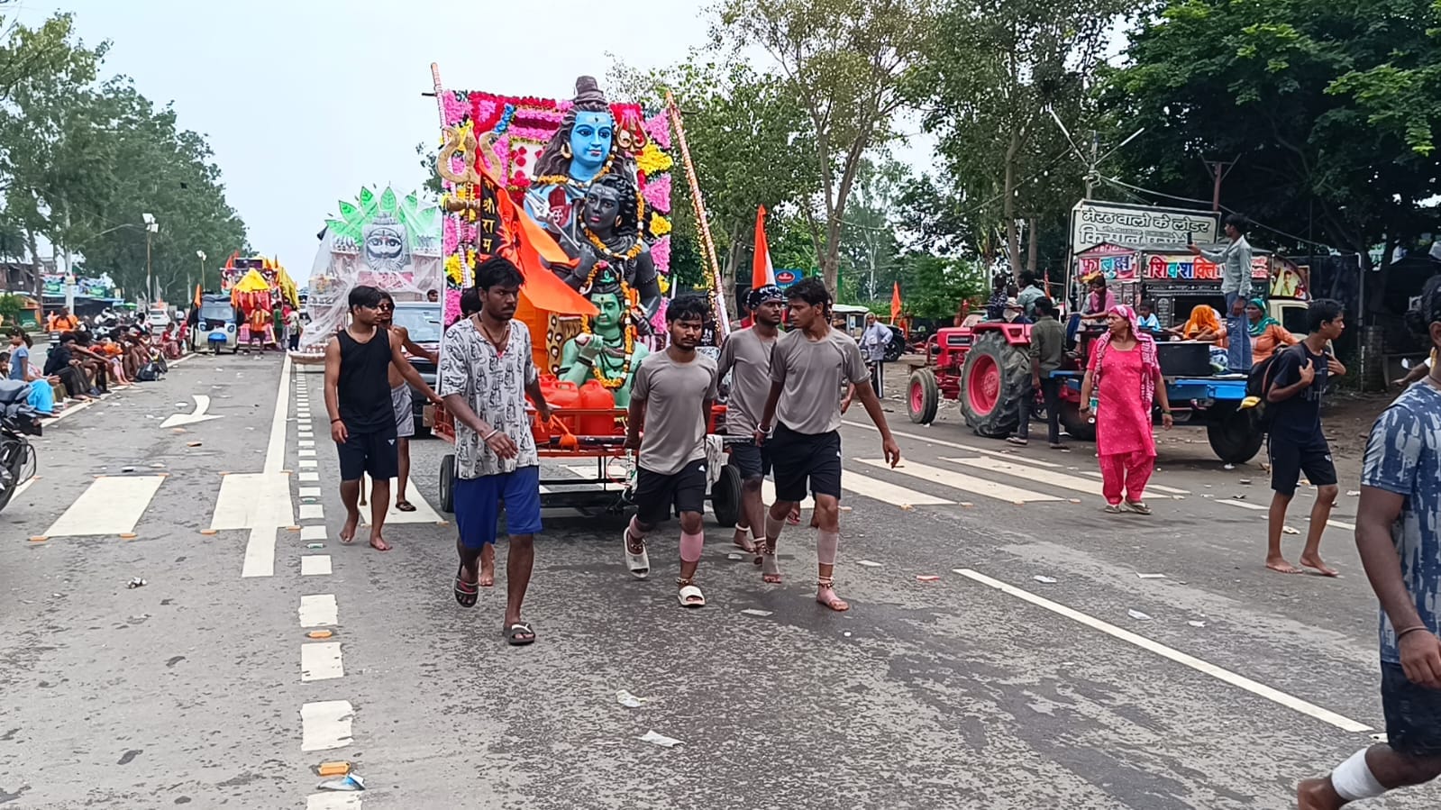 दौराला - दौराला में हाईवे से झांकी वाली कांवड़ लेकर गुजरते कांवड़ियां। स्रोत : संवाद दौराला - दौराला में हाईवे से झांकी वाली कांवड़ लेकर गुजरते कांवड़ियां। स्रोत : संवाद