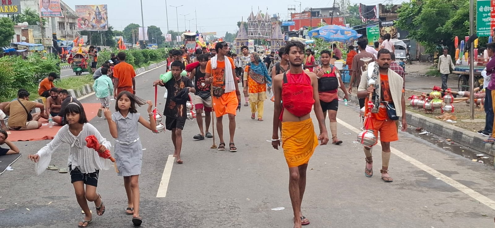 दौराला - दौराला में हाईवे से झांकी वाली कांवड़ लेकर गुजरते कांवड़ियां। स्रोत : संवाद दौराला - दौराला में हाईवे से झांकी वाली कांवड़ लेकर गुजरते कांवड़ियां। स्रोत : संवाद