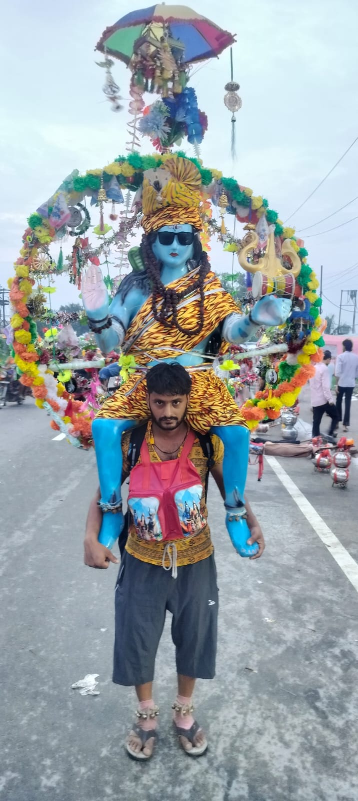 दौराला - दौराला में हाईवे से झांकी वाली कांवड़ लेकर गुजरते कांवड़ियां। स्रोत : संवाद दौराला - दौराला में हाईवे से झांकी वाली कांवड़ लेकर गुजरते कांवड़ियां। स्रोत : संवाद