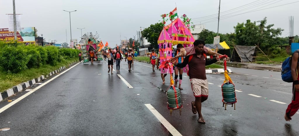 दौराला - दौराला में हाईवे से झांकी वाली कांवड़ लेकर गुजरते कांवड़ियां। स्रोत : संवाद दौराला - दौराला में हाईवे से झांकी वाली कांवड़ लेकर गुजरते कांवड़ियां। स्रोत : संवाद