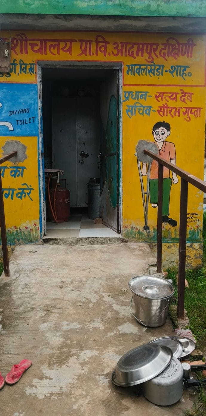 देवकली में स्कूल का भवन ध्वस्त होने के बाद पेड़ के नीचे बैठकर पढ़ते छात्र-छात्राएं। संवाद