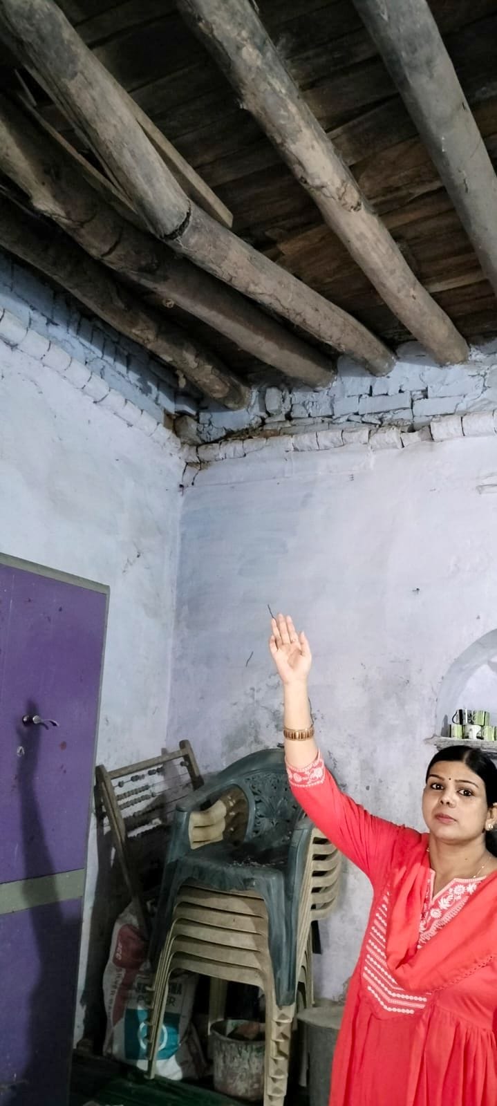 देवकली में स्कूल का भवन ध्वस्त होने के बाद पेड़ के नीचे बैठकर पढ़ते छात्र-छात्राएं। संवाद