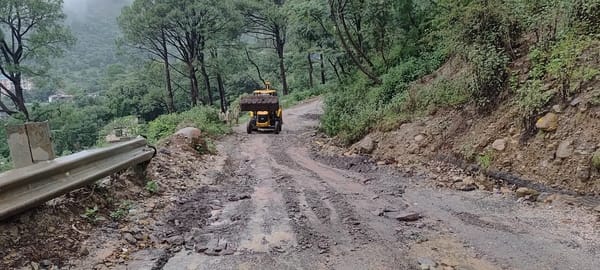 धर्मशाला से सुधेड़ मार्ग पर बारिश से सड़क बहने से बस फंस गई। इस दौरान लोगों को पैदल ही सफर करना धर्मशाला से सुधेड़ मार्ग पर बारिश से सड़क बहने से बस फंस गई। इस दौरान लोगों को पैदल ही सफर करना