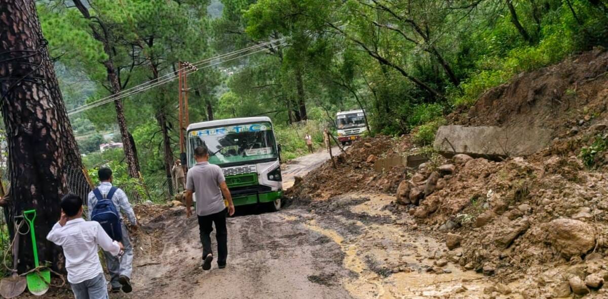 धर्मशाला से सुधेड़ मार्ग पर बारिश से सड़क बहने से बस फंस गई। इस दौरान लोगों को पैदल ही सफर करना धर्मशाला से सुधेड़ मार्ग पर बारिश से सड़क बहने से बस फंस गई। इस दौरान लोगों को पैदल ही सफर करना