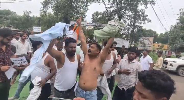 युवा कांग्रेसियों का अर्धनग्न प्रदर्शन युवा कांग्रेसियों का अर्धनग्न प्रदर्शन