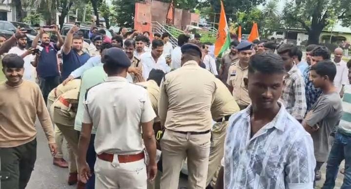युवा कांग्रेसियों का अर्धनग्न प्रदर्शन युवा कांग्रेसियों का अर्धनग्न प्रदर्शन