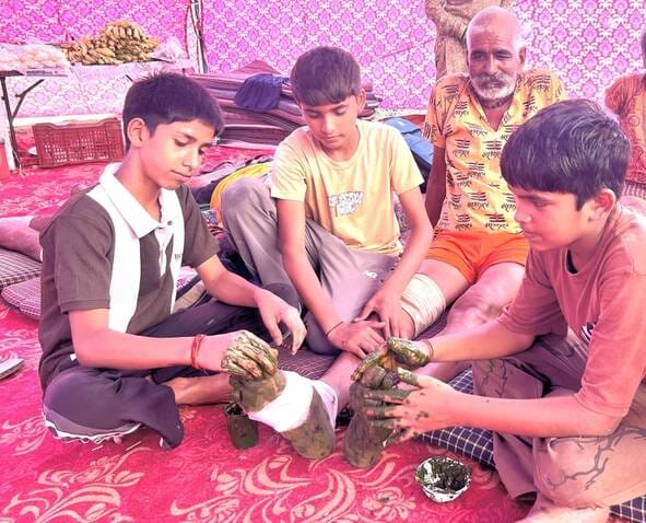 01-हरिद्वार से कांवड़ ला रहे नारनौल जिला के अटेली नांगल निवासी दीपांशु व उनकी पत्नी प्रियंका । 01-हरिद्वार से कांवड़ ला रहे नारनौल जिला के अटेली नांगल निवासी दीपांशु व उनकी पत्नी प्रियंका ।