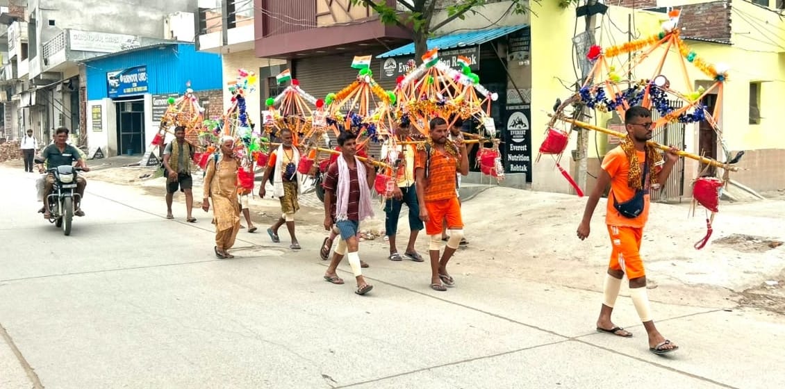 01-हरिद्वार से कांवड़ ला रहे नारनौल जिला के अटेली नांगल निवासी दीपांशु व उनकी पत्नी प्रियंका । 01-हरिद्वार से कांवड़ ला रहे नारनौल जिला के अटेली नांगल निवासी दीपांशु व उनकी पत्नी प्रियंका ।