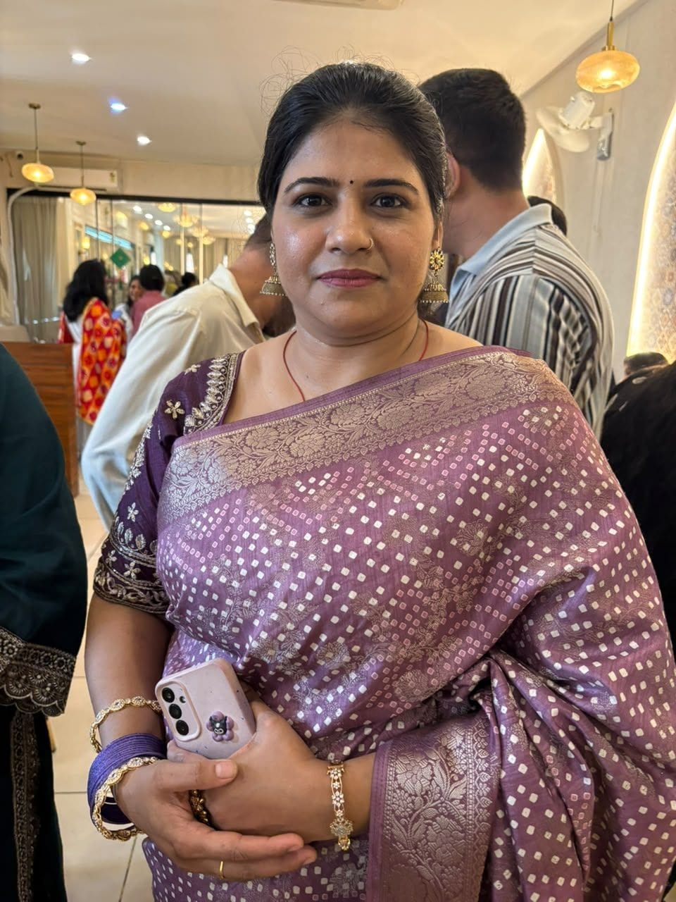 03-संगिनी एग्जीबिशन में नाचती महिला। संवाद 03-संगिनी एग्जीबिशन में नाचती महिला। संवाद