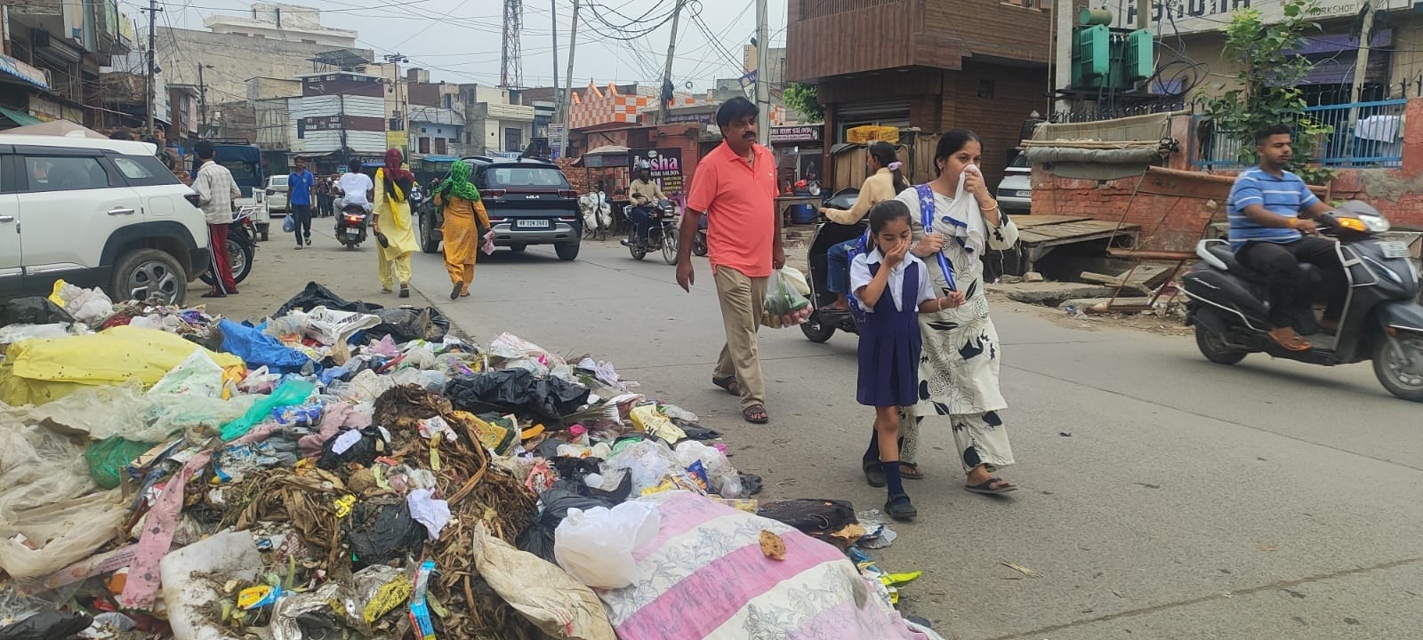 05-नगर निगम कार्यालय में हड़ताल के दौरान नारेबाजी करते सफाई कर्मचारी। संवाद