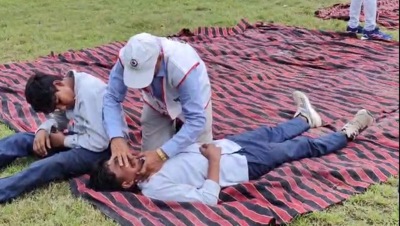 05जेएनडी06: मॉक डि्रल के दौरान घायल को उपचार के लिए एंबुलेंस में लेकर जाते हुए। स्रोत: प्रशासन 05जेएनडी06: मॉक डि्रल के दौरान घायल को उपचार के लिए एंबुलेंस में लेकर जाते हुए। स्रोत: प्रशासन