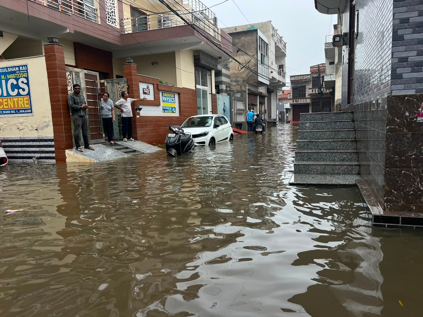 08jjrp20- शहर के रेवाड़ी रोड स्थित जलघर की दीवार टूटने के बाद लगाई गई टीन की दीवार। संवाद