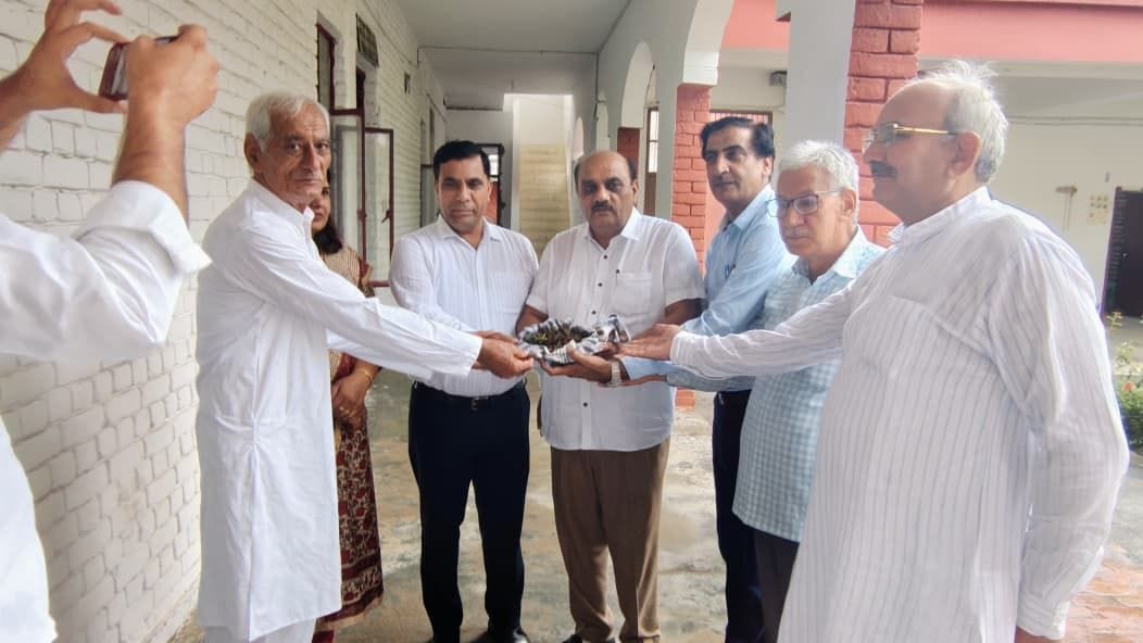 47-बाईपास पर सीड बॉल रोपित करते पंजाब से आए पूर्व सैनिक । संवाद 47-बाईपास पर सीड बॉल रोपित करते पंजाब से आए पूर्व सैनिक । संवाद
