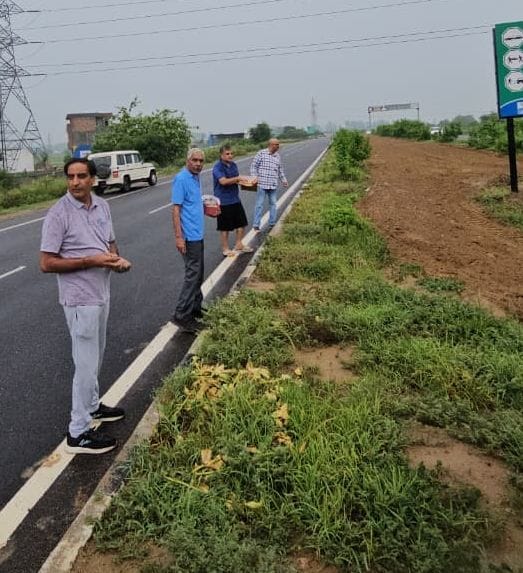 47-बाईपास पर सीड बॉल रोपित करते पंजाब से आए पूर्व सैनिक । संवाद 47-बाईपास पर सीड बॉल रोपित करते पंजाब से आए पूर्व सैनिक । संवाद