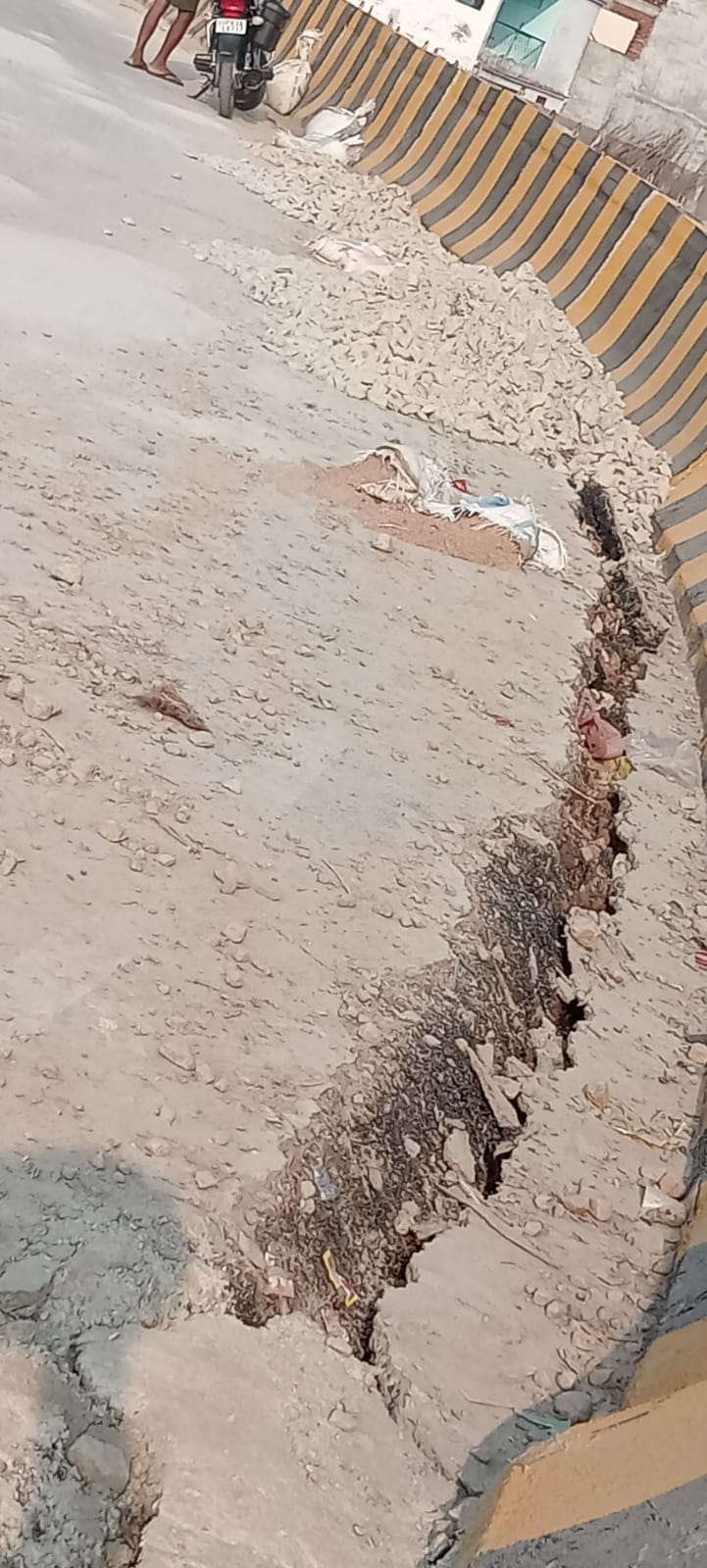 आमघाट पुल पर रोका गया आवागमन। स्रोत-संंवाद