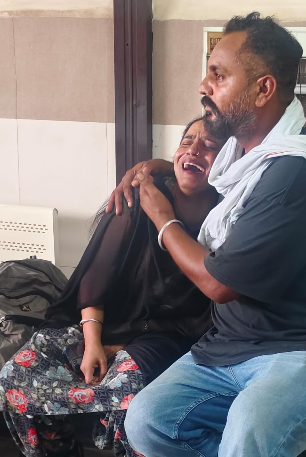 अंबाला कैंट नागरिक अस्पताल में महिला की मौत के बाद विलाप करती हुई मृतका की बेटी : संवाद अंबाला कैंट नागरिक अस्पताल में महिला की मौत के बाद विलाप करती हुई मृतका की बेटी : संवाद