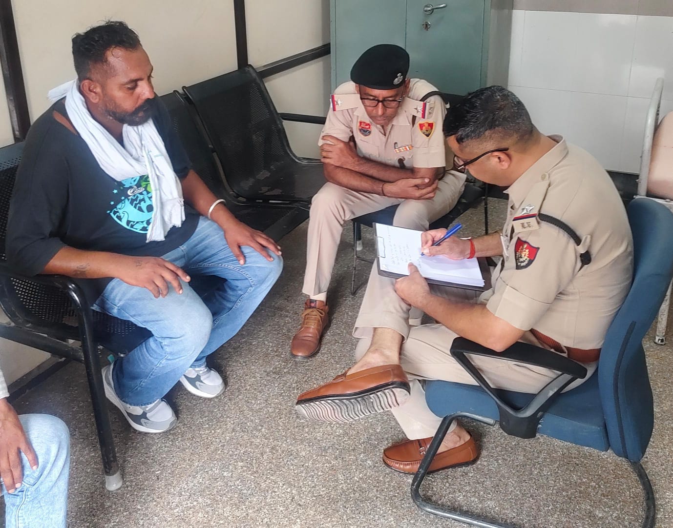 अंबाला कैंट नागरिक अस्पताल में महिला की मौत के बाद विलाप करती हुई मृतका की बेटी : संवाद अंबाला कैंट नागरिक अस्पताल में महिला की मौत के बाद विलाप करती हुई मृतका की बेटी : संवाद