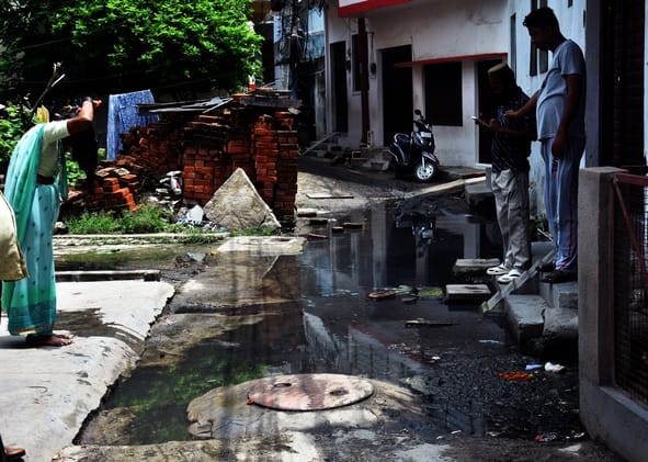 बंगला बाजार की भदरुख कॉलोनी में सिल्ट उठान में लापरवाही से बारिश के बाद सड़क पर गंदगी और कीचड़ बंगला बाजार की भदरुख कॉलोनी में सिल्ट उठान में लापरवाही से बारिश के बाद सड़क पर गंदगी और कीचड़